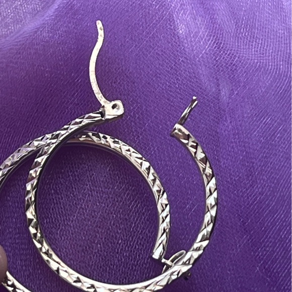 1 inch Diamond-Cut Oval Hoop Earrings in 14K White Gold - Picture 4 of 9